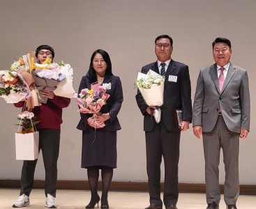 1. 김정현 팀장 복지부 장관 표창 수여 사진.jpg